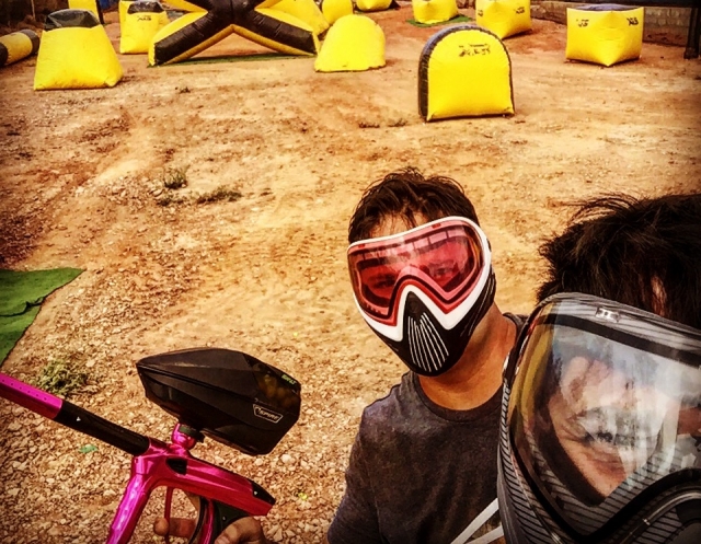 Selfie en el campo de paintball